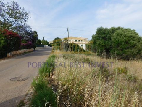 This urban land with 800m2 of area and 400m2 of construction area, located in Mexilhoeira Grande, Portimão, is an excellent opportunity to build your dream single-family house. Location: Located in Mexilhoeira Grande, a quiet and family-friendly pari...