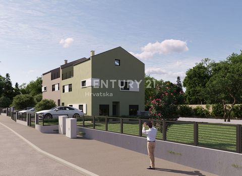 In een rustig dorpje op 5 km van Poreč ligt dit appartement, momenteel in de projectfase, met een bouwvergunning. Het appartement komt te wonen in een woning met 4 appartementen, waarvan de bouw medio 4e maand van 2024 van start gaat. Het appartement...