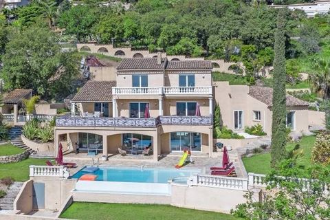 Superb high-end villa designed by an architect, in grounds of 1,867 m². Reception room 70 m², four spacious bedrooms. Swimming pool. Jacuzzi. Double garage.
