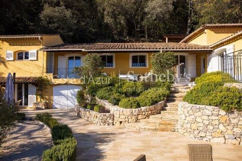 In the Cannes hinterland with a breathtaking view and a glimpse of the sea, beautiful and comfortable residence with a living space with fireplace and 5 beautiful en-suite bedrooms. Rich in Mediterranean species, the 6000m² plot has several terraces,...