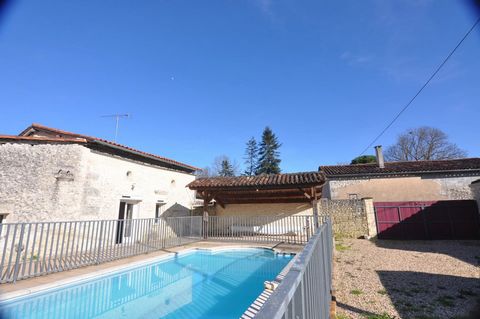 In a small hamlet, 163 m² old house entirely renovated. Ground floor: kitchen/dining room - 30 m² living room with fireplace and beams opening onto the pool terrace. 3 bedrooms, dressing room, office or other bedroom, 2 bathrooms, wc. First floor: of...