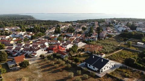 Newly built building in Barbariga with 4 apartments just 600 meters from the sea and beaches! Total area is 295 sq.m. Land plot is 282 sq.m. Building is detached, just finished in 2021, with air-conditioning and heating. It has four parking places. E...