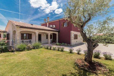 Villa spacieuse avec piscine. La villa se compose de 5 chambres, un salon, une salle à manger, une cuisine et 5 salles de bain. La cour est de 800 m2 avec une piscine et une cuisine extérieure. Situation calme, à 13 km de la plage. Climatisation, sys...