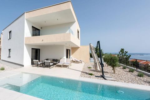 Villa de luxe mitoyenne à Kostrena près de Rijeka, à seulement 1,5 km de la mer, avec une vue fantastique sur la mer ! La surface au sol totale est de 213 m². Le terrain est de 350 m². La villa vient d'être achevée en 2022. La villa jumelée se compos...