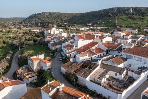 Entdecken Sie eine einzigartige Investitionsmöglichkeit im Herzen der Algarve! Diese Immobilie befindet sich in einem typisch portugiesischen Dorf, nur 10 Autominuten von Lagos und den herrlichen Stränden entfernt. Es bietet eine interessante Geschic...