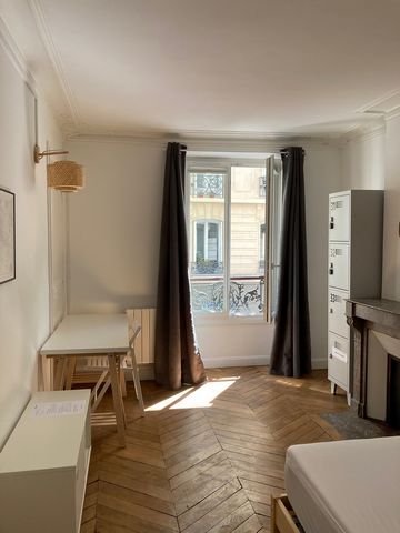 Furnished room in a shared apartment. The room includes a double bed, a desk with a chair, a wardrobe, electric shutters, and curtains, all tastefully decorated. The apartment's common areas feature a fully equipped kitchen with a dining area, a bath...