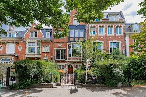 Located on avenue Franklin Roosevelt, just a stone's throw from the Bois de la Cambre and the Abbey, this beautiful, atypical mansion is full of charm. Composed of two connected buildings, it offers in the main building very beautiful receptions, an ...