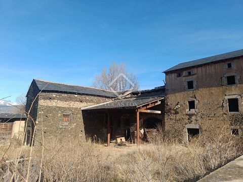 Excellent investment opportunity in the Cerdanya region. A country house to be rehabilitated with the possibility of constructing five homes. Possibility of building a rural space and hosting different amenities options to offer in a privileged natur...