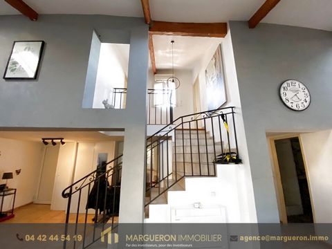 MARGUERON IMMOBILIER vous propose à la vente en centre ville d'Istres, ce charmant duplex 3 pièces de 80m2. il se compose comme suit dans la partie basse : Une entrée, un espace bureau, un grand salon/séjour avec belle hauteur sous plafond, une cuisi...
