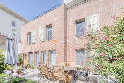 Your Côté Particuliers agency presents you in the town of Saint Germain en Laye, Saint Leger sector, close to transport and shops and 15 minutes walk from the city center, in a recent luxury condominium, a Duplex of 104m2 with garden. This duplex con...
