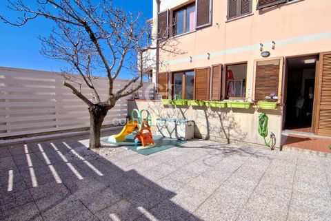PORTOFERRAIO - Oferujemy do sprzedaży apartament zaledwie kilka kroków od centrum Portoferraio i niedaleko wspaniałych plaż wyspy Elba. Apartament znajduje się na parterze małego budynku i ma podwójne wejście, jeden z trio kondominium i niezależny z ...