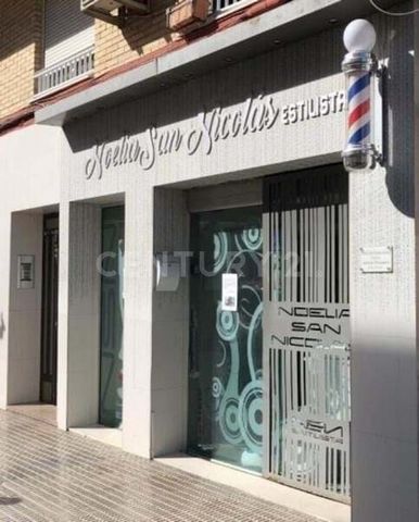 A large commercial premises for sale located on the prestigious Calle Mayor 70 in Almoradí. This local has an area of 105 m2, giving you an ideal space to establish your business and achieve success. The strategic location of this commercial premises...