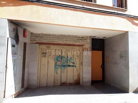 Parking space for sale located on Carrer la Lluna in Vilafranca del Penedès, just 2 minutes from the center and leisure area, as well as a school and public transport. Square of 11 m². Estate of 2011. Do you want more information about this parking s...