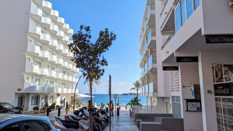 Beautiful renovated apartment in a quiet street and just a step to the beach. The apartment is 60m2 and has all the amenities to move right in. The large living and dining room with open kitchen and large window front with side sea view brings a lot ...