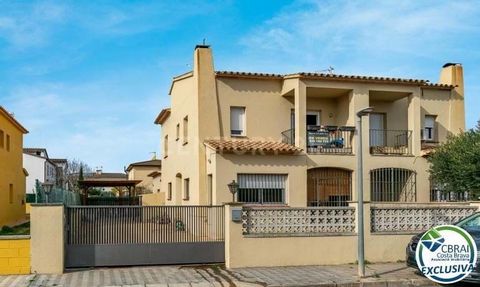 Do not miss the opportunity to visit this large house located at the entrance to the Mas Pau urbanization near Figueres. Magnificent very functional house with a large barbecue area, solarium, chillout. With a large entrance area, upon entering we fi...