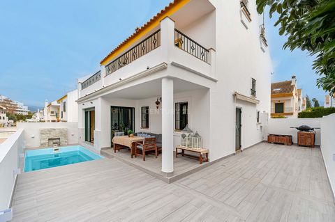 Vivez le rêve andalou dans cette spectaculaire maison de ville avec sa propre piscine PRIVÉE à San Pedro ! Plongez dans l'élégance du style andalou classique avec cette magnifique opportunité, parfaite à la fois pour le plaisir de la famille et pour ...
