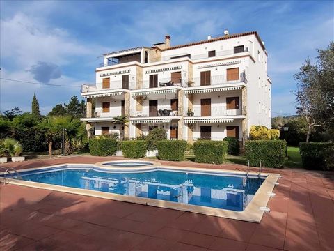 Spacious and bright penthouse located in the coastal town of Sant Antoni de Calonge. With an excellent location just 5 minutes walk from the beach and 15 from the center of Palamós. It has an area of 140 m², distributed in a living room with a firepl...
