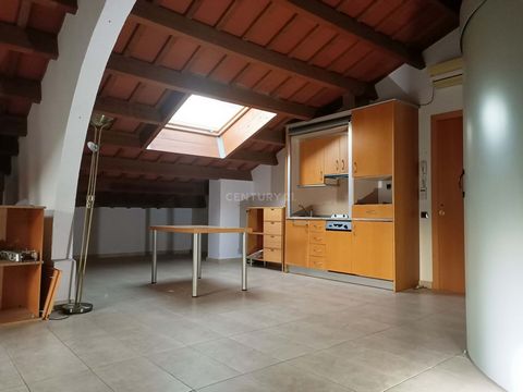Welcome to your new home in the vibrant center of Mataró. This stunning loft offers contemporary living and modern amenities in a prime location. Located on Carrer Mitja Galta, you will enjoy the dynamic energy of the city and the convenience of havi...