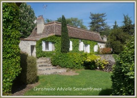 Very beautiful architectural ensemble from the beginning of the 18th century offering great harmony. The chartreuse allows a life on one level, its East West exposure makes it very pleasant throughout the day. There are 2 large bedrooms and a beautif...