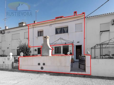 Get to know this 1st floor two-family villa, located in the Almeirim neighborhood, in Évora. The villa consists of: - Living room with fireplace with fireplace and air conditioning; - 2 bedrooms, one of them with built-in wardrobe; - Kitchen equipped...