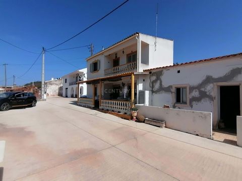 House with 4 rooms and a construction area of 102m2 located in Freixo Seco, Salir, district of Faro. Property in a rural area about 5 km from Salir and 35 km (20 minutes) from Loulé. For more information or visits, please contact us.