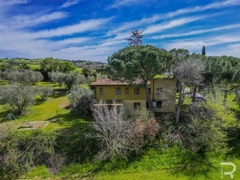 This impressive rustico is located in Grosseto and its location near the main road gives it excellent access to the nearby town of Istia di Ombrone, which is just 2 km away. The property is just 20 minutes from the sea, making it ideal for those who ...