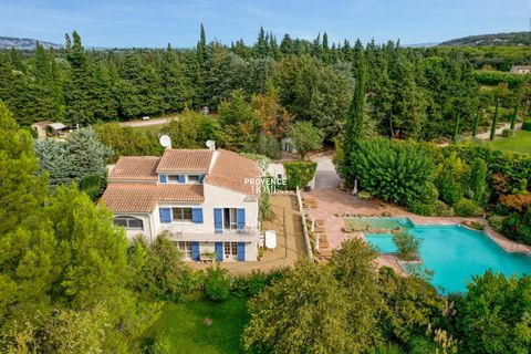 Provence Home, l'agence immobilière du Luberon, vous propose à la vente, située entre Les Taillades et Cheval-Blanc, une vaste demeure des années 70. Cette propriété, nichée dans un cadre verdoyant et tranquille avec une vue imprenable sur le Luberon...