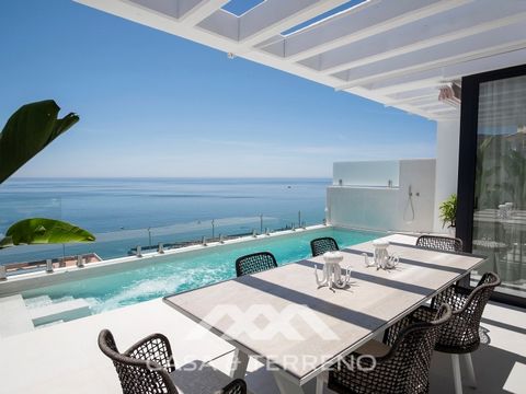 This magnificent 6-bedroom, 5-bathroom villa is your ultimate coastal retreat, offering unparalleled comfort and style. With completion set by the end of 2024, seize the opportunity to own a masterpiece in one of Almuñécar's most sought-after locatio...