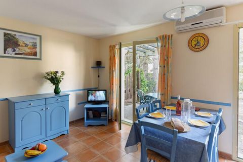 This maisonette is located on the green vacation park Les Mazets de Gaujac. The property is located on a slope 100 m from the center of the Provencal village of Gaujac. A large 'Intermarché' supermarket is nearby. Other stores can be found in the vil...