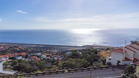 This mixed-use land, with a total area of 3411 m2, is located in Água de Pena, in the Bemposta area, at an elevation of 220 meters above sea level, close to the airport, as well as the centers of Santa Cruz and Machico. The land has an approved archi...