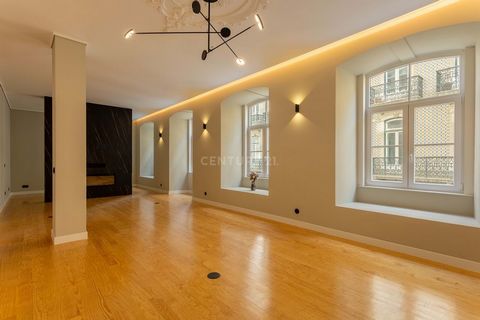 Completely rebuilt, this sumptuous apartment, the only one on its floor, impresses as soon as you open the door with its fantastic contemporary architecture. Carefully designed, this 3-bedroom apartment develops into a loft-like environment full of p...