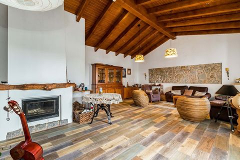 If you like the tranquility of country life, this is the place for you! Vinha do Gaio, located near the village of Casais in the southern part of the Serra de Monchique, is a two-hectare terraced farm with cork oaks, pine trees, olive trees, orange g...