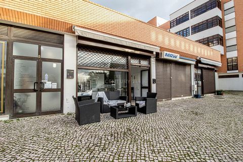 Fantastic space located in the Taguspark urbanization, in Porto Salvo. Street store with 57m2 with a large window, lots of light, easy outdoor parking, close to all access points to Oeiras, Lisbon, Cascais and Sintra. It has an outdoor place for cust...