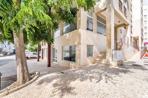 Welcome to your versatile business space in the heart of Armação de Pêra! This 60 sqm property is a perfect canvas for your entrepreneurial dreams, whether you're envisioning an office, a vibrant retail shop or even to transform in an apartment. Nest...