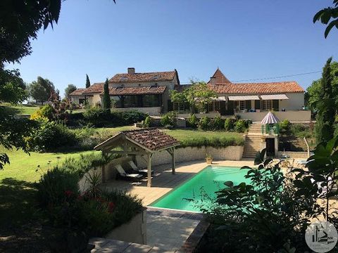 Close to the listed bastide town of Monflanquin. South of Bergerac Very beautiful country house surrounded by a 3ha park with swimming pool and tennis court 5 bedrooms and 5 shower rooms and outbuildings. 5 mins from shops Large stone country house, ...