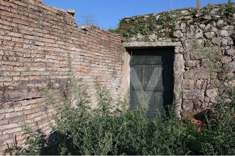 Moradia T1 em Fontoura, Valença. Este imóvel está em ruína e tem 40m2 de área útil. Para além disso, ainda possui um terreno de lavoura com 150m2.