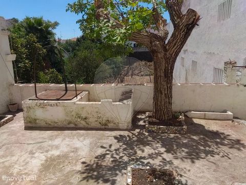 Family house in a very popular residential area of Campo Maior. Spacious property to renovate, ideal for investment project, or own home, located close to schools, restaurants and shops. Services and infrastructures in the area that make the property...