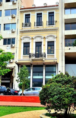 Il s'agit d'un bâtiment de style néo-classique situé près du port de Pirée. Il est composé de quatre étages et s'étend sur une superficie de 1000 mètres carrés, ce qui en fait une excellente opportunité d'investissement. Le sous-sol occupe 140 mètres...