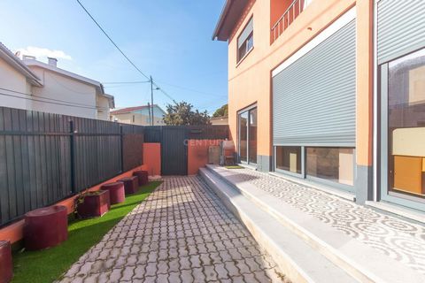 If you are looking for a property that allows you to live outside, look no further. Next to Bosque dos Gaios, close to Quinta da Graciosa and 2 minutes from access to the A5 we have this Ground floor of two-family house with 226 m2 patio The house ha...