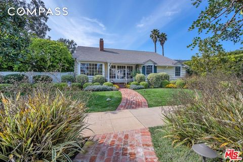Charming and beautifully appointed single story traditional in the heart of the prestigious and much desired Huntington Palisades. The house and grounds have been recently remodeled and renovated. Livingroom with French windows and fireplace flows in...