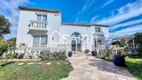 Argelès-sur-Mer, magnificent villa benefiting from a privileged location, close to shops, schools as well as the Mediterranean beaches, This spacious house, built in 1992 on a plot of approximately 800 m² offers a living area of 194 m² spread over 2 ...