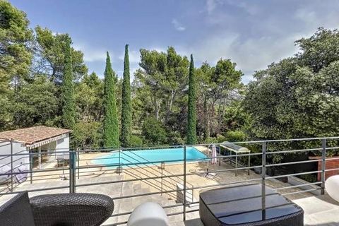 residential area, quiet and in the heart of the Luberon while being close to all amenities, large plot of 1600 m2 open to nature. Built in 1995, renovated in 2007, this house covers 215m2 including a large living room of 72m2, three suites including ...