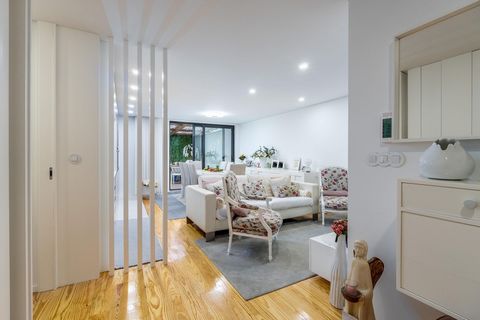 Este apartamento de 2+1 dormitorios, prácticamente nuevo, es una oportunidad imperdible para disfrutar de lo mejor que Leça da Palmeira tiene para ofrecer. Con una amplia terraza, es el lugar perfecto para relajarse y disfrutar del suave clima coster...