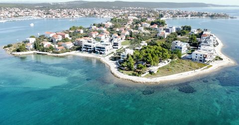 Location: Zadarska županija, Sukošan, Sukošan. ZADAR, SUKOŠAN - Building land with investment potential A spacious building land is for sale in Sukošan near Zadar. The land of 2178 m2 is located in the built-up part of the construction zone, and it i...