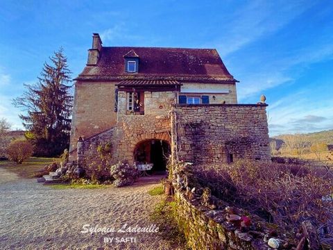 This charming residence dating back to the 17th century, built in stone and ideally situated above the Vézère River, offers an exceptional panoramic view of the valley. Nestled on the edge of a cliff, this picturesque property invites exploration. Ac...