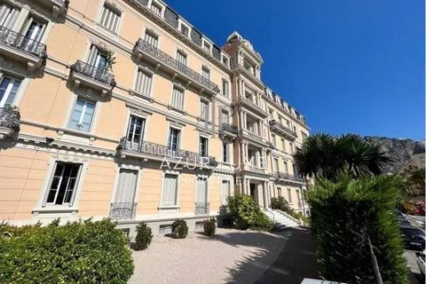 Superb 4-room apartment of approximately 80m² located in the city center of Beaulieu sur Mer in a listed building built in 1885. Under renovation and finished for the month of September, this apartment consists of a living-dining room, a kitchen, 3 b...