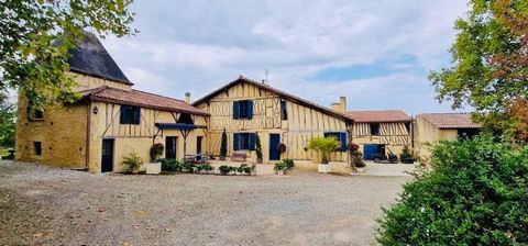 You'll fall in love with this pretty 17th century property with a medieval part entirely restored while respecting authenticity and modern comfort. The single storey offers a kitchen open to living room, office, lounge with fireplace, wood stove, a b...