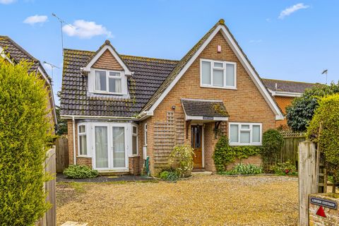 Linden Cottage is a charming detached 3/4 bedroom home, ideally situated just around 2 miles from the popular market town of Ringwood. Nestled in a serene setting, this property boasts ample off-street parking at the front. The ground floor accommoda...