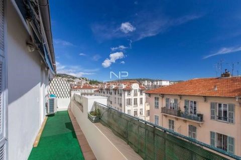 NICE CENTER : Avenue Notre-Dame, on the top floor of a beautiful bourgeois building, sublime 97sqm apartment loft style, in a contemporary minimalist spirit, with south-facing balcony and an unobstructed views of the hills and roofs. This character a...