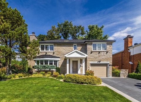 Well maintained residence in sought-after western Mount-Royal is welcoming you with its elegant stone facade, professionally landscaped yard and unistone driveway. Together with its 4+1 bedrooms, 4+1 bathrooms, finished basement, integrated garage, i...